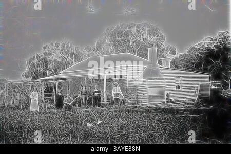 Eine ländliche Szene mit einem rustikalen Haus mit einer Veranda, umgeben von Bäumen und hohem Gras, wo sich mehrere Figuren versammeln, die ein Gefühl für Geschichte und Gemeinschaft wecken. Negativ - Wentworth District, New South Wales, um 1905, Familie vor dem Gehöft auf der 'Balcatherine' Station. Das Haus scheint eher umgebaut als erweitert worden zu sein. Einer der Männer hält einen Tennisschläger. Beachten Sie den Schornstein mit der Basis aus Wellblech und Holz. Klassische Kunst mit modernem Touch, neu interpretiert von Artotop Stockfoto