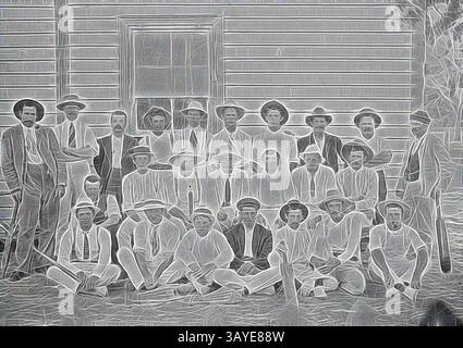 Eine große Gruppe von Individuen posiert zusammen vor einem Holzgebäude und zeigt eine Mischung aus Kleidung, die typisch für das frühe 20. Jahrhundert ist. Die Männer zeigen ein Gefühl der Kameradschaft, einige sitzen und andere stehen, während verschiedene Werkzeuge und Geräte auf landwirtschaftliche oder arbeitsbezogene Tätigkeiten hinweisen. Ihre Ausdrucksformen vermitteln eine Mischung aus Stolz und Einheit., negativ - New South Wales, um 1910, Ein Cricket-Team und ihre Anhänger. Klassische Kunst mit modernem Touch, neu interpretiert von Artotop Stockfoto