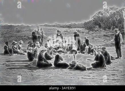 Eine Gruppe von Menschen versammelte sich im Freien, um sich zu unterhalten oder eine Aktivität zu machen, und einige trugen Hüte für den Schatten. Die Umgebung scheint ländlich oder natürlich zu sein, was ein Gefühl der Gemeinschaft unter den Teilnehmern schafft. Negativ - Wentworth District, New South Wales, um 1910, Ein Picknick in den sandhills auf der Station „Balcatherine“. Klassische Kunst mit modernem Touch, neu interpretiert von Artotop Stockfoto