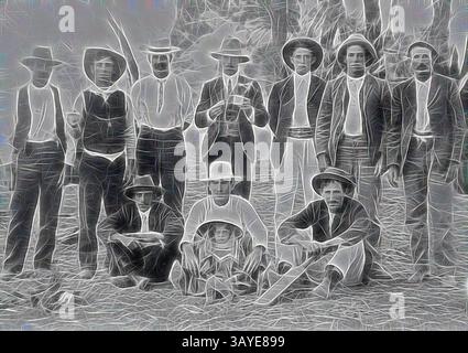 Eine Gruppe von Männern, gekleidet in historischen Kleidung und Hüten, steht und sitzt zusammen in einer natürlichen Umgebung, die eine Mischung aus Hochmut und Kameradschaft zeigt. Ihre unterschiedlichen Posen und Ausdrucksformen deuten auf einen gemeinsamen Moment in der Zeit hin. Negativ - Wentworth District, New South Wales, um 1905, Mitglieder eines Cricket-Teams. Der Mann vorne hält ein kleines Mädchen. Klassische Kunst mit einem modernen Twist, neu interpretiert von Artotop Stockfoto