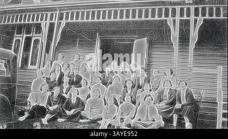 Eine große Gruppe von Menschen versammelt sich im Freien und sitzt in einem Halbkreis vor einem Gebäude. Sie wirken engagiert und lächelnd und spiegeln ein Gefühl von Gemeinschaft und Zweisamkeit wider., negativ - Melbourne, Victoria, um 1925, Eine Gruppe von Frauen vor einem Gebäude der Young Womens Christian Association., Klassische Kunst mit einem modernen Twist, neu interpretiert von Artotop Stockfoto