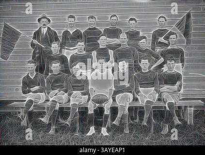 Ein Vintage-Sportteam posiert für ein Gruppenfoto, gekleidet in passenden Uniformen und mit Fahnen. Die Kulisse ist mit hölzernen Tribünen versehen, und das Ensemble besteht aus einer Mischung aus Spielern und einem Trainer, die ein Gefühl von Kameradschaft und Stolz auf ihren sportlichen Geist zum Ausdruck bringen., negativ - Traralgon, Victoria, um 1925, das Traralgon Football Team. Der Schiedsrichter sitzt in der Mitte und hält den Ball und zwei Männer mit Fahnen flankieren das Team. Klassische Kunst mit einem modernen Touch, der von Artotop neu interpretiert wurde Stockfoto