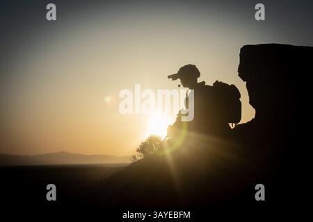 Arizona, USA. April 2025. Ein US-Marine, der dem 2. Bataillon, 5. Marine-Regiment, 1. Marine-Division, Postsicherheit während eines Langstreckenangriffs als Teil des Weapons and Tactics Instructor Courses 2-25, auf Dugway Proving Ground, Utah, 9. April 2025 zugeteilt wurde. Die WTI ist eine siebenwöchige Schulungsveranstaltung, die von der Marine Aviation Weapons and Tactics Squadron One (MAWTS-1) veranstaltet wird und die die operative Integration der sechs Funktionen der Marine Air Ground Task Force, Joint and Coalition Forces (Joint and Coalition Forces) fördert. (Kreditbild: © Landon Lingle/USA Marines/ZUMA Press Wire) Stockfoto