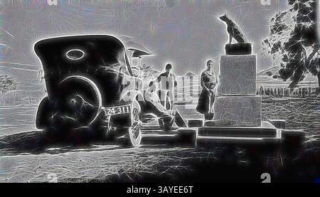Ein Oldtimer steht neben einem Denkmal, wo sich eine Gruppe von Menschen versammelt und die Skulptur einer stehenden Figur bewundert. Die Szene erinnert an eine nostalgische Atmosphäre, die auf einen von Reflexion und Geschichte geprägten Moment hindeutet. Negativ: Gundagai, New South Wales, um 1930, zwei Männer und eine Frau neben dem Hund auf der tucker Box in der Nähe von Gundagai, NSW. Ein Mann sitzt auf dem Trittbrett eines Autos. Klassische Kunst mit einem modernen Twist, neu interpretiert von Artotop Stockfoto