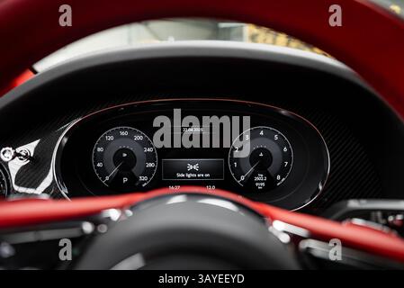 Nahaufnahme des Armaturenbretts des Luxuswagens mit schwarzem und rotem Design Stockfoto