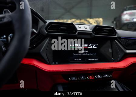 Armaturenbrett innen des Lamborghini Urus mit Infotainment-Bildschirm Stockfoto