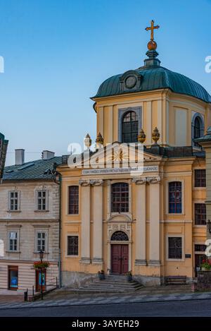 Nachtblick auf den Rathausplatz in Banska Stiavnica, Slowakei. BILD Stockfoto