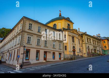 Nachtblick auf den Rathausplatz in Banska Stiavnica, Slowakei. BILD Stockfoto