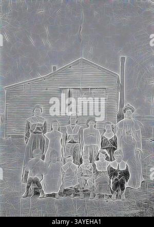 Eine Gruppe von Einzelpersonen, darunter Erwachsene und Kinder, stehen zusammen vor einem einfachen, rustikalen Gebäude mit einem auffälligen Schild. Die Szene fängt einen Moment in der Zeit ein und erweckt ein Gefühl von Gemeinschaft und Familie. Die Kleidung deutet auf einen historischen Kontext hin, der auf eine Zeit hindeutet, in der der Alltag von harter Arbeit und engen Beziehungen geprägt war. Negativ - Glenloth East, Victoria, um 1905, Lehrer und Schüler vor der Glenloth East State School No 2039., Klassische Kunst mit modernem Twist, neu interpretiert von Artotop Stockfoto