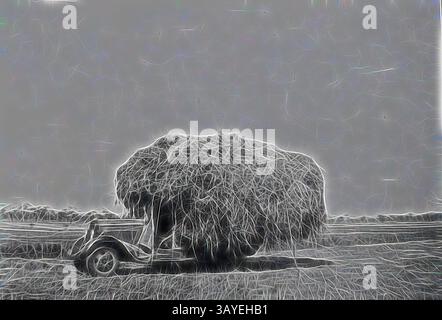 Ein Oldtimer ist mit einer großen, strukturierten Heumasse beladen, die vor einem klaren Himmel steht. Die Szene fängt das Wesen des ländlichen Lebens ein und verbindet Nostalgie mit der Einfachheit der Natur. Negativ - Wentworth District, New South Wales, um 1930, Eine LKW-Ladung Heu auf der Station „Windamingle“. Klassische Kunst mit einer modernen Note, die von Artotop neu interpretiert wurde Stockfoto
