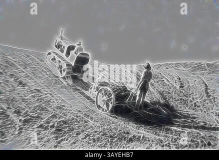 Eine Einzelfigur bedient einen Vintage-Traktor in einer rauen Landschaft, in der die Konturen des Geländes in einem ätherischen Schein hervorgehoben werden. Die Szene fängt einen Moment der Arbeit inmitten hügeliger Felder ein, die ein Gefühl der Nostalgie und die dauerhafte Verbindung zwischen Mensch und Maschine weckt. Negativ - Wentworth District, New South Wales, um 1935, Männer mit einem Traktor zum Ausheben eines Damms. Klassische Kunst mit einem modernen Twist von Artotop Stockfoto