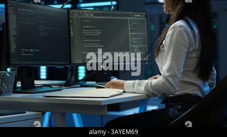 IT-Spezialist für Rechenzentren, die Kunden technischen Support bieten und Probleme beheben. Mitarbeiter des Serverbetriebs, der betriebliche technische Maßnahmen durchführt, die von Kunden angefordert werden, Kamera A Stockfoto