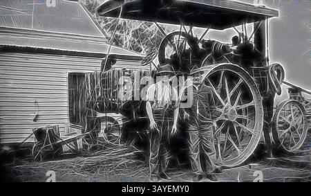 Zwei Personen stehen neben einer großen, klassischen Dampflokomotive und zeigen ihre komplizierten Details. Die Kulisse bietet ein rustikales Gebäude, das die Atmosphäre einer Ära verstärkt, die sich auf landwirtschaftliche Maschinen und bahnbrechende Technologien konzentriert. Negativ - Bobinawarrah, Victoria, um 1930, zwei Männer, die vor einem kolonialen Traktionsmotor stehen. Die Creamery der Farm ist im Hintergrund. Klassische Kunst mit modernem Touch, neu interpretiert von Artotop Stockfoto