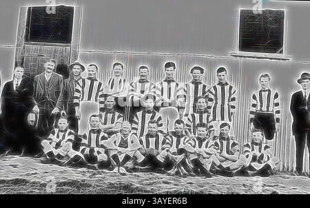 Eine Gruppe von Spielern posiert in einer Vintage-Sportuniform mit auffälligen Streifen, die in zwei Reihen mit einer Mischung aus ernsten und fröhlichen Ausdrücken angeordnet ist. Hinter ihnen befindet sich ein einfaches Gebäude als Kulisse, das zur nostalgischen Atmosphäre der Szene beiträgt. Negativ - Nhill Football Team, Victoria, 1919, das Nhill Football Team. Klassische Kunst mit einem modernen Touch, neu interpretiert von Artotop Stockfoto