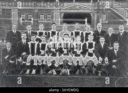 Eine Vintage-Fußballmannschaft posiert selbstbewusst in ihren Uniformen, umgeben von einer Mischung aus Spielern und Mitarbeitern. Die Gruppe strahlt Kameradschaft und Stolz aus, während die Kulisse auf eine historische Sportstätte hinweist. Jedes Mitglied zeigt unterschiedliche Frisuren und Ausdrucksformen, die eine vergangene Ära des Sports widerspiegeln. Negativ - St. Kilda, Victoria, um 1909, Mannschaftporträt entweder des Fußballclubs St. Kilda oder Sandringham. Die Tribüne des Fußballplatzes St. Kilda befindet sich im Hintergrund. Klassische Kunst mit modernem Touch, neu gestaltet von Artotop Stockfoto