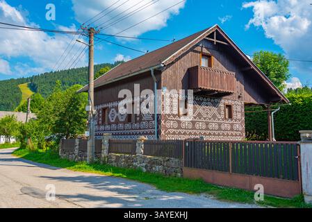 Typische Volksarchitektur in Cicmany, Slowakei. BILD Stockfoto