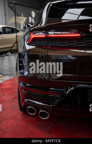 Nahaufnahme von Black Lamborghini Urus hinten im Showroom Stockfoto