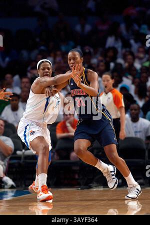 18. Juli 2010: Kia Vaughn (15) verteidigt Fever’s Stürmer Jessica Moore (31) bei einem WNBA-Basketballspiel zwischen den New York Liberty und den Indiana Fever im Madison Square Garden in New York City. Fever besiegte Liberty in Überstunden 84-81.(Bild: © Duncan Williams/Cal Sport Media/ZUMApress.com) Stockfoto