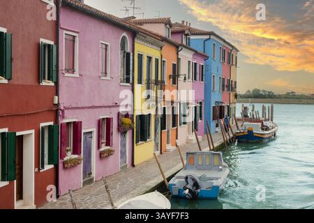 Bunte Kanalhäuser bei Sonnenuntergang in Burano Stockfoto