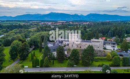 Panoramablick auf die Burg Liptovsky Hradok in der Slowakei. BILD Stockfoto