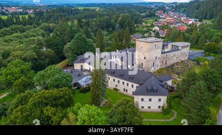 Panoramablick auf die Burg Liptovsky Hradok in der Slowakei. BILD Stockfoto