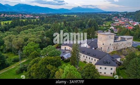 Panoramablick auf die Burg Liptovsky Hradok in der Slowakei. BILD Stockfoto