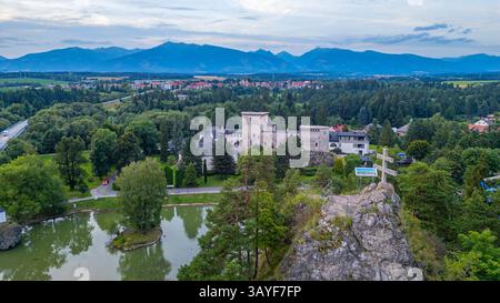 Panoramablick auf die Burg Liptovsky Hradok in der Slowakei. BILD Stockfoto