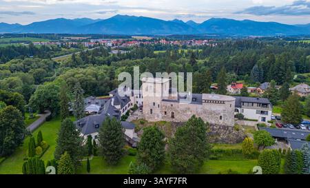 Panoramablick auf die Burg Liptovsky Hradok in der Slowakei. BILD Stockfoto