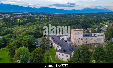Panoramablick auf die Burg Liptovsky Hradok in der Slowakei. BILD Stockfoto