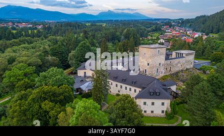 Panoramablick auf die Burg Liptovsky Hradok in der Slowakei. BILD Stockfoto