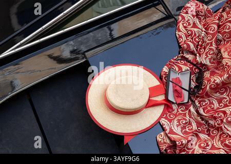 Strohhut und Sonnenbrille auf dem Gondelsitz Stockfoto