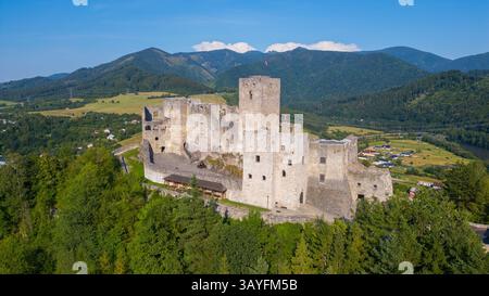 Panoramablick auf das Schloss Strecno in der Slowakei. BILD Stockfoto
