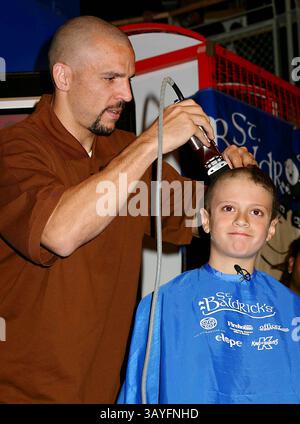 31. MÄRZ 2005 - NEW YORK, NEW YORK, USA - K42502ML.NEW JERSEY STELLT SICH MIT JASON KIDD DEN KOPF DES LUCKY FAN AB, UM GELD FÜR KINDERKREBSFORSCHUNG ZU SAMMELN NBA-GESCHÄFT NEW YORK NEW YORK NEW YORK 31-2005. - JASON KIDD(Credit Image: © Mitchell Levy/Globe Photos/ZUMAPRESS.com) Stockfoto