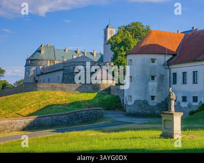 Panoramablick auf das Schloss Cerveny Kamen in der Slowakei. BILD Stockfoto