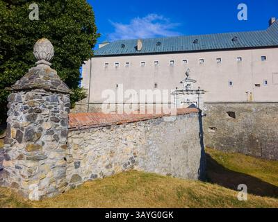 Panoramablick auf das Schloss Cerveny Kamen in der Slowakei. BILD Stockfoto