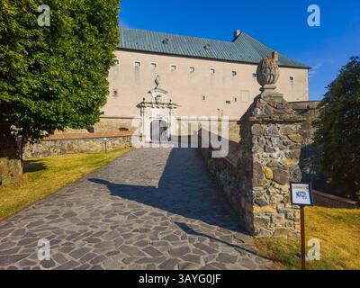 Panoramablick auf das Schloss Cerveny Kamen in der Slowakei. BILD Stockfoto