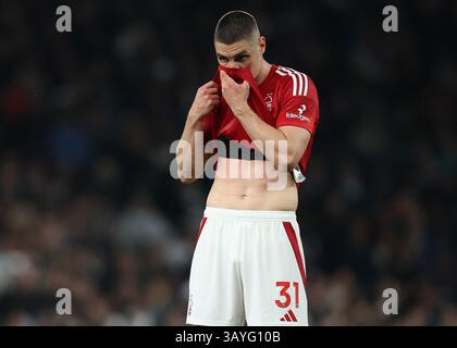London, Großbritannien. April 2025. Nikola Milenkovic aus Nottingham Forest während des Spiels Tottenham Hotspur vs Nottingham Forest Premier League im Tottenham Hotspur Stadium, London. Der Bildnachweis sollte lauten: Paul Terry/Sportimage Credit: Sportimage Ltd/Alamy Live News Stockfoto