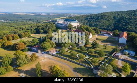 Panoramablick auf das Schloss Cerveny Kamen in der Slowakei. BILD Stockfoto