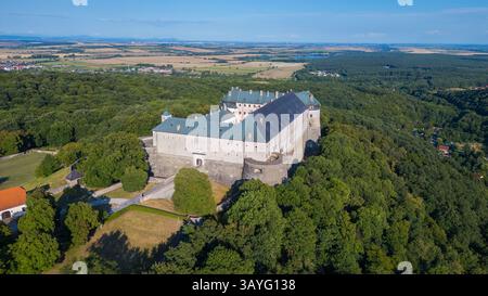 Panoramablick auf das Schloss Cerveny Kamen in der Slowakei. BILD Stockfoto