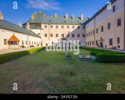 Panoramablick auf das Schloss Cerveny Kamen in der Slowakei. BILD Stockfoto