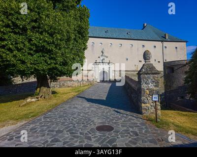 Panoramablick auf das Schloss Cerveny Kamen in der Slowakei. BILD Stockfoto