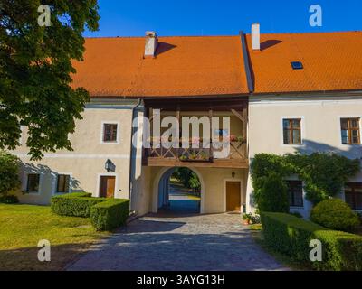 Panoramablick auf das Schloss Cerveny Kamen in der Slowakei. BILD Stockfoto