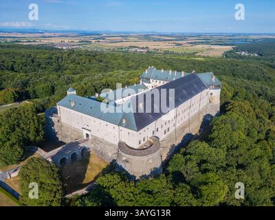 Panoramablick auf das Schloss Cerveny Kamen in der Slowakei. BILD Stockfoto