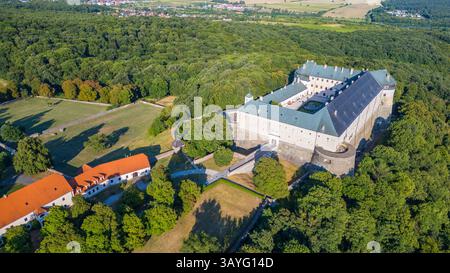 Panoramablick auf das Schloss Cerveny Kamen in der Slowakei. BILD Stockfoto