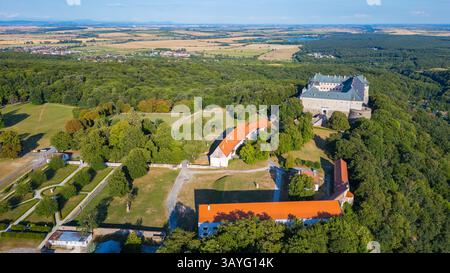 Panoramablick auf das Schloss Cerveny Kamen in der Slowakei. BILD Stockfoto