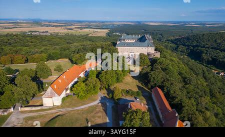 Panoramablick auf das Schloss Cerveny Kamen in der Slowakei. BILD Stockfoto