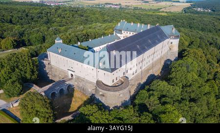 Panoramablick auf das Schloss Cerveny Kamen in der Slowakei. BILD Stockfoto