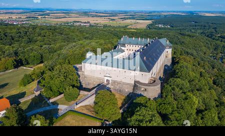Panoramablick auf das Schloss Cerveny Kamen in der Slowakei. BILD Stockfoto
