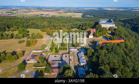 Panoramablick auf das Schloss Cerveny Kamen in der Slowakei. BILD Stockfoto