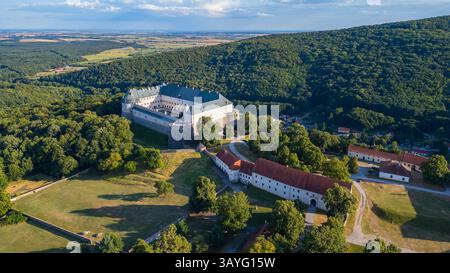 Panoramablick auf das Schloss Cerveny Kamen in der Slowakei. BILD Stockfoto